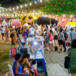 Cenografia iluminada da Vila da Páscoa na Orla da Atalaia em Aracaju.