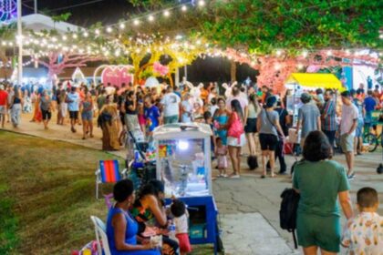 Cenografia iluminada da Vila da Páscoa na Orla da Atalaia em Aracaju.