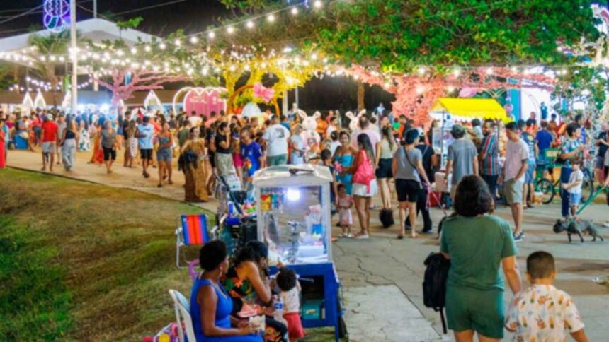 Cenografia iluminada da Vila da Páscoa na Orla da Atalaia em Aracaju.