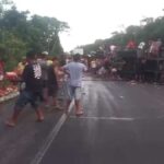 Carreta de cerveja tombada na BR-101 em Cristinápolis, bloqueando o trânsito.