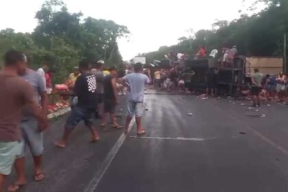 Carreta de cerveja tombada na BR-101 em Cristinápolis, bloqueando o trânsito.