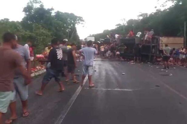 Carreta de cerveja tombada na BR-101 em Cristinápolis, bloqueando o trânsito.