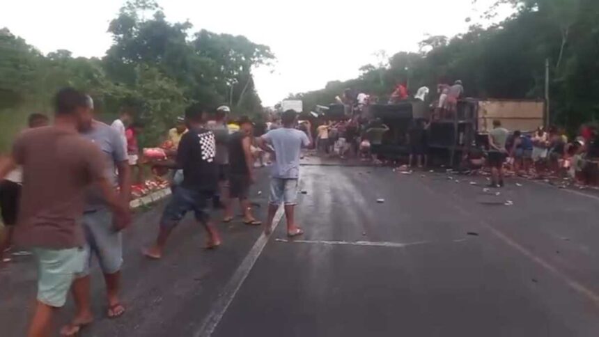 Carreta de cerveja tombada na BR-101 em Cristinápolis, bloqueando o trânsito.