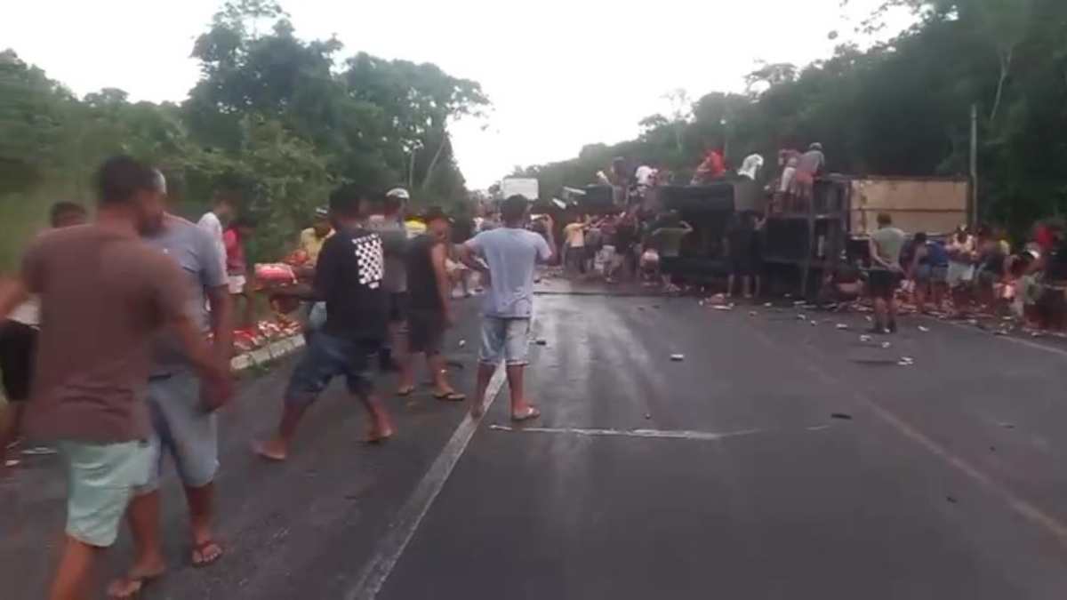 Carreta de cerveja tombada na BR-101 em Cristinápolis, bloqueando o trânsito.