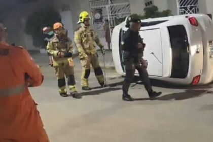 Equipes do Corpo de Bombeiros de Sergipe atendendo ocorrência de capotamento em Itabaiana.