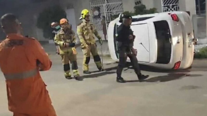 Equipes do Corpo de Bombeiros de Sergipe atendendo ocorrência de capotamento em Itabaiana.