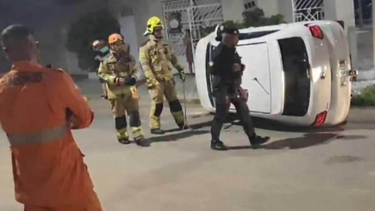 Equipes do Corpo de Bombeiros de Sergipe atendendo ocorrência de capotamento em Itabaiana.