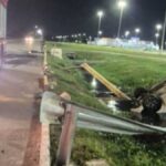 Veículo capotado após acidente no bairro 17 de Março em Aracaju com equipe do CBMSE.