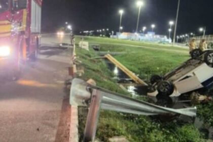 Veículo capotado após acidente no bairro 17 de Março em Aracaju com equipe do CBMSE.