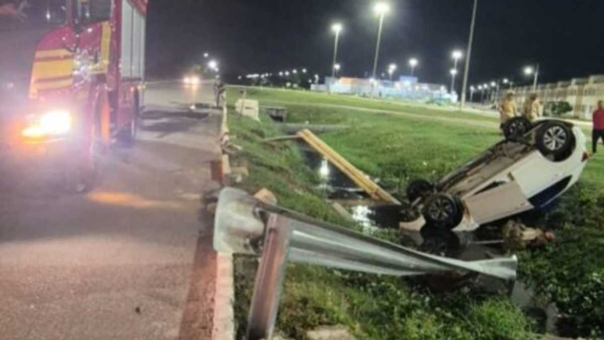 Veículo capotado após acidente no bairro 17 de Março em Aracaju com equipe do CBMSE.