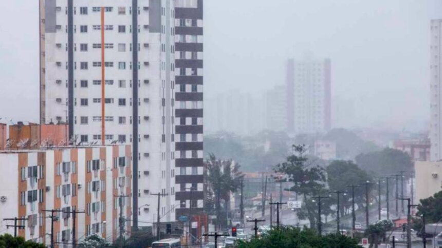Céu nublado com nuvens carregadas sobre a cidade de Aracaju, indicando chuva forte.