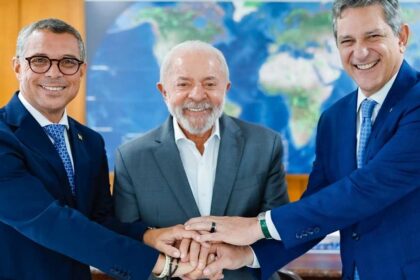 Governador Fábio Mitidieri, Presidente Lula e Senador Rogério Carvalho em reunião de alinhamento político em Brasília.