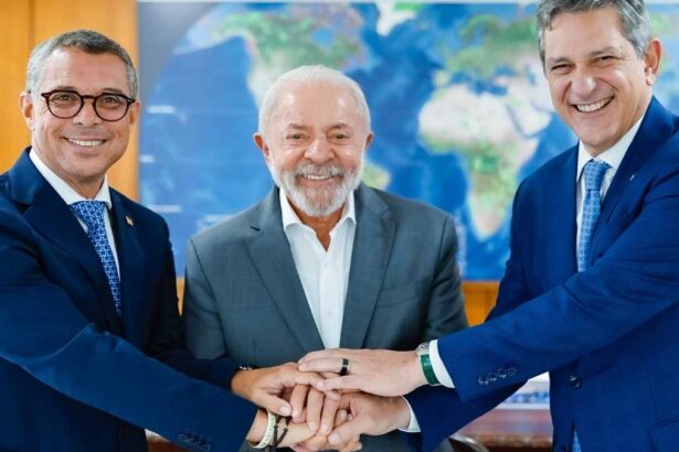 Governador Fábio Mitidieri, Presidente Lula e Senador Rogério Carvalho em reunião de alinhamento político em Brasília.