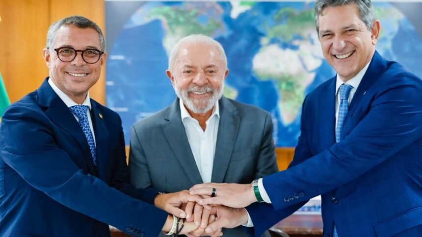 Governador Fábio Mitidieri, Presidente Lula e Senador Rogério Carvalho em reunião de alinhamento político em Brasília.