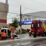 Veículo na Avenida Hermes Fontes em Aracaju com viaturas do Corpo de Bombeiros e SAMU ao fundo.