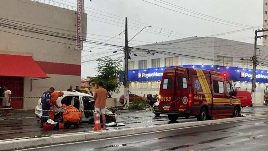 Veículo na Avenida Hermes Fontes em Aracaju com viaturas do Corpo de Bombeiros e SAMU ao fundo.