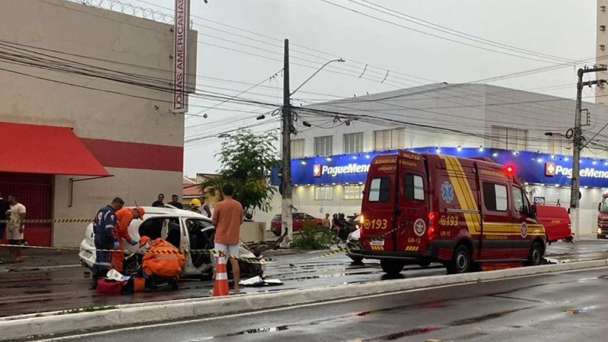 Veículo na Avenida Hermes Fontes em Aracaju com viaturas do Corpo de Bombeiros e SAMU ao fundo.