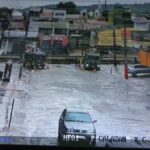 Equipes da Prefeitura de Aracaju monitorando escoamento de canal durante chuva forte.