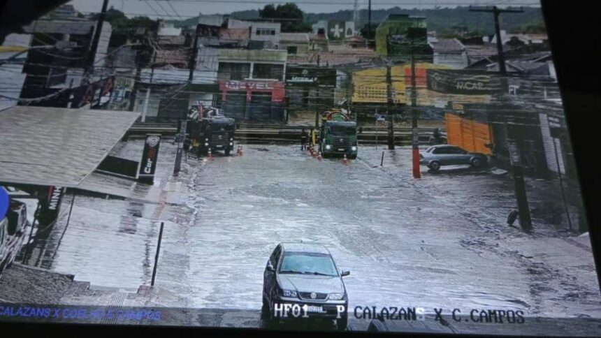Equipes da Prefeitura de Aracaju monitorando escoamento de canal durante chuva forte.