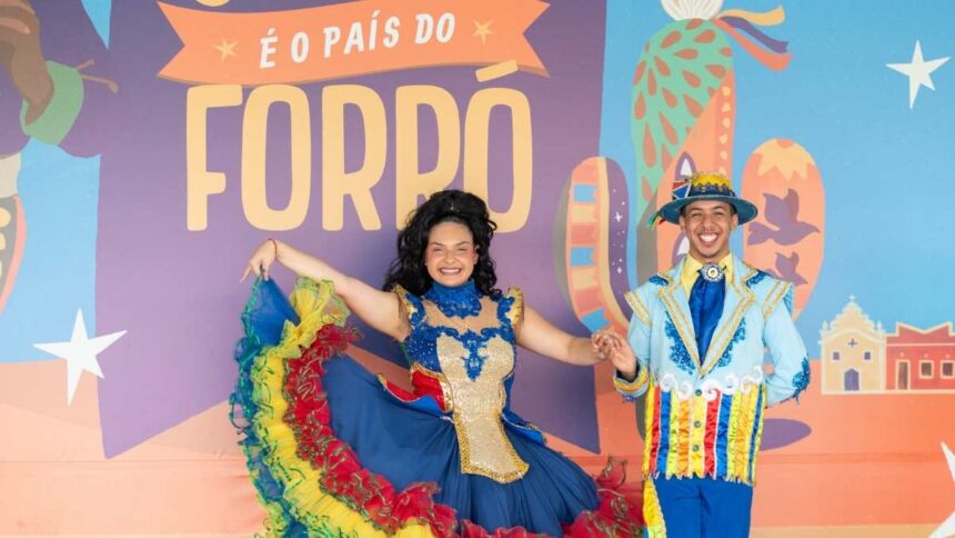 Casal dançando quadrilha junina no Arraiá do Povo em Aracaju durante o Ciclo Junino 2026.