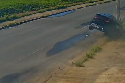Carro com a frente destruída após bater em poste de energia na Avenida Tiradentes, Aracaju.