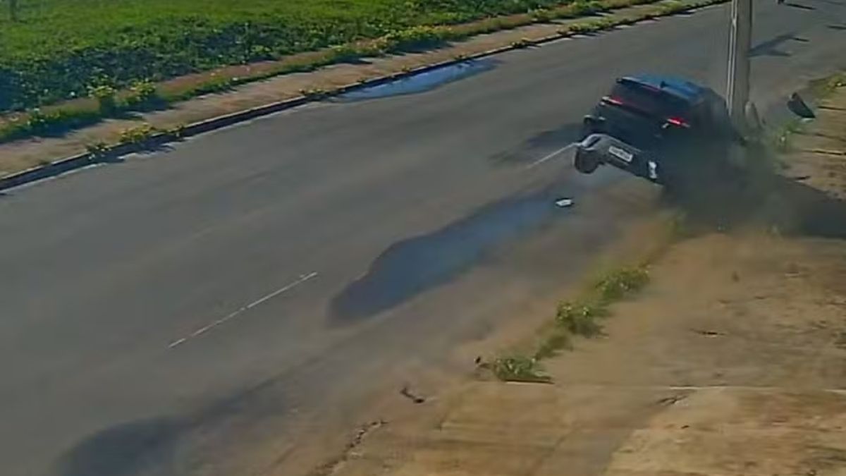 Carro com a frente destruída após bater em poste de energia na Avenida Tiradentes, Aracaju.