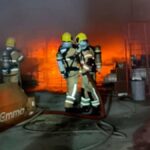 Bombeiros de Sergipe realizando rescaldo em galpão incendiado na zona sul de Aracaju.