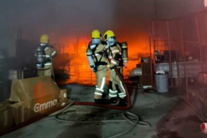 Bombeiros de Sergipe realizando rescaldo em galpão incendiado na zona sul de Aracaju.