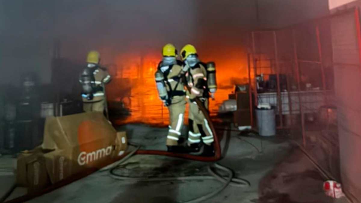 Bombeiros de Sergipe realizando rescaldo em galpão incendiado na zona sul de Aracaju.