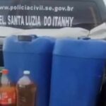 Galões plásticos contendo combustível ilegal em Santa Luzia do Itanhy apreendidos pela Polícia Civil de Sergipe.