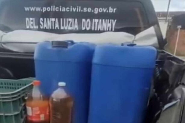 Galões plásticos contendo combustível ilegal em Santa Luzia do Itanhy apreendidos pela Polícia Civil de Sergipe.