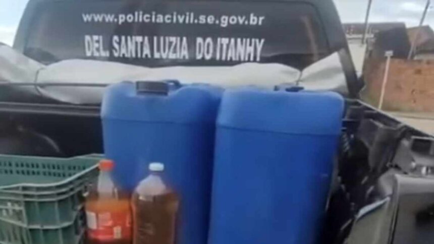 Galões plásticos contendo combustível ilegal em Santa Luzia do Itanhy apreendidos pela Polícia Civil de Sergipe.