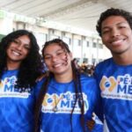 Estudante realizando consulta Pé-de-Meia 2026 no celular para verificar pagamento do MEC.