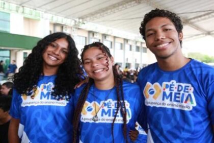 Estudante realizando consulta Pé-de-Meia 2026 no celular para verificar pagamento do MEC.