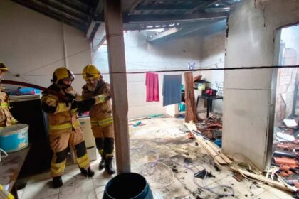 Bombeiros do 3º GBM trabalhando no combate a incêndio em residência no bairro Serrano, em Itabaiana.