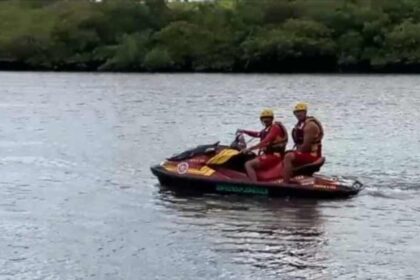 Equipe do GBS do Corpo de Bombeiros de Sergipe usando moto aquática para resgate de corpo encontrado em Laranjeiras.