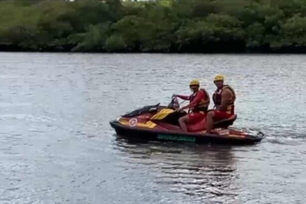 Equipe do GBS do Corpo de Bombeiros de Sergipe usando moto aquática para resgate de corpo encontrado em Laranjeiras.