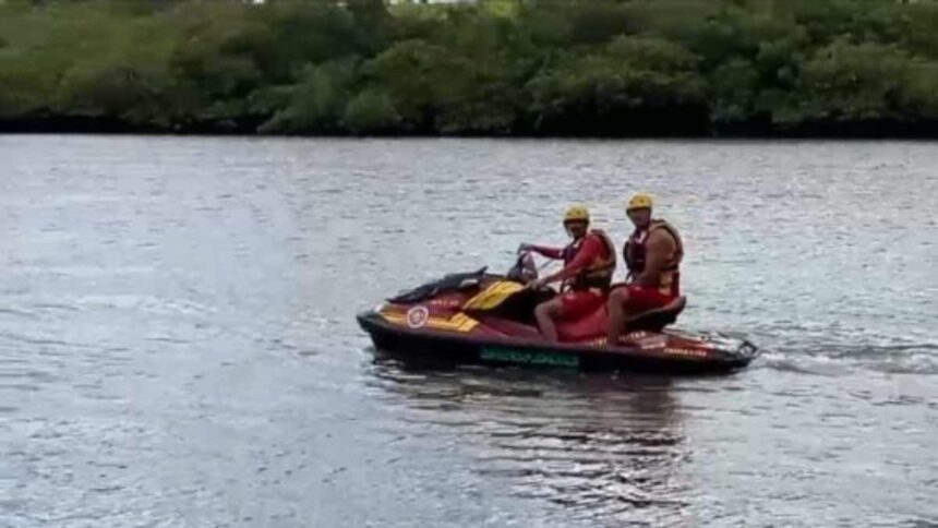Equipe do GBS do Corpo de Bombeiros de Sergipe usando moto aquática para resgate de corpo encontrado em Laranjeiras.