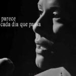 Close do rosto de Elis Regina durante entrevista ao programa Ensaio da TV Cultura.