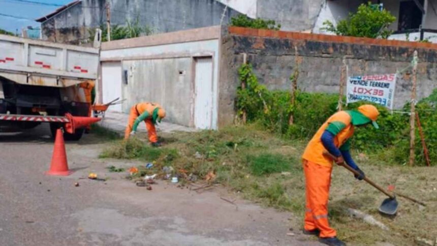 Equipes da Emsurb realizando roçagem e limpeza de canal em bairro de Aracaju.