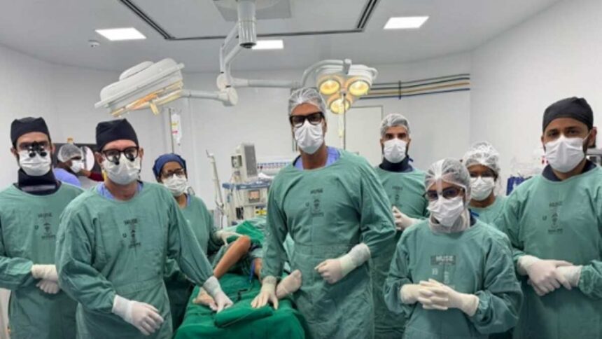 Equipe médica do Huse realizando cirurgia oncológica de alta complexidade em Aracaju.