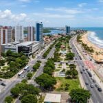 Vista aérea da Orla de Atalaia e prédios no bairro Jardins em Aracaju.
