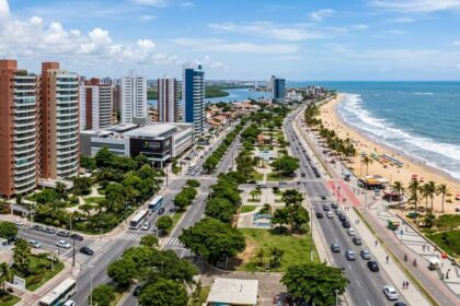 Vista aérea da Orla de Atalaia e prédios no bairro Jardins em Aracaju.