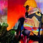 Corpo de Bombeiros atendendo ocorrência de incêndio no bairro Industrial, em Aracaju.