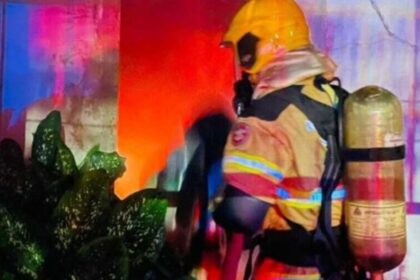 Corpo de Bombeiros atendendo ocorrência de incêndio no bairro Industrial, em Aracaju.