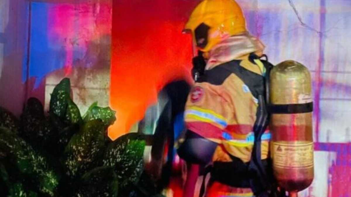 Corpo de Bombeiros atendendo ocorrência de incêndio no bairro Industrial, em Aracaju.