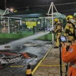 Equipes do Corpo de Bombeiros de Sergipe monitorando bateria de moto elétrica com câmera térmica no Shopping Jardins.