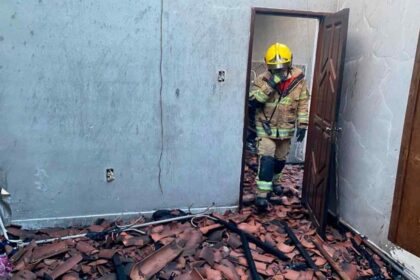 Viaturas do Corpo de Bombeiros de Sergipe atendendo ocorrência de incêndio no bairro Mosqueiro.