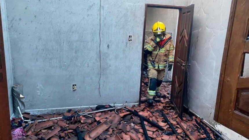 Viaturas do Corpo de Bombeiros de Sergipe atendendo ocorrência de incêndio no bairro Mosqueiro.