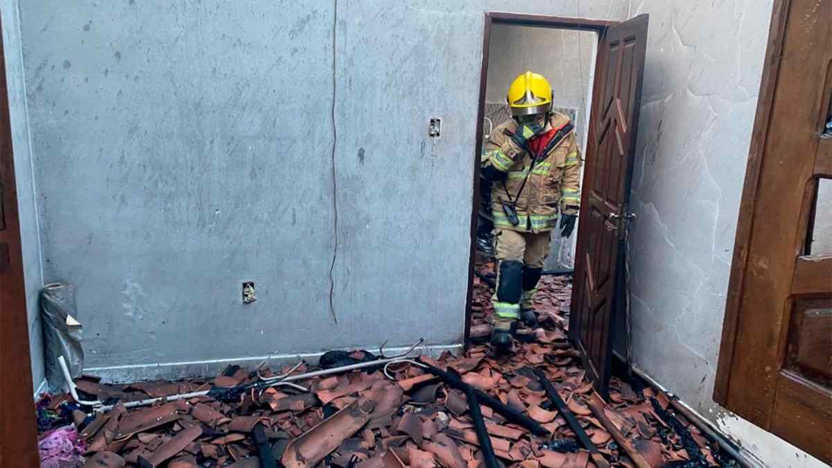 Viaturas do Corpo de Bombeiros de Sergipe atendendo ocorrência de incêndio no bairro Mosqueiro.